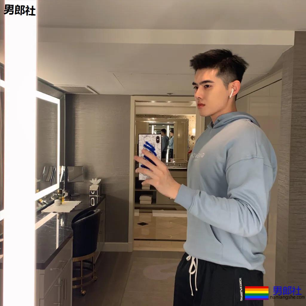 大长腿体育生一枚，这个侧颜我给满分 - 51虹马