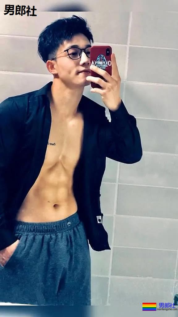 肌肉修车工小视频疯传！六块腹肌公狗腰，这身腱子肉真是绝了！ - 51虹马