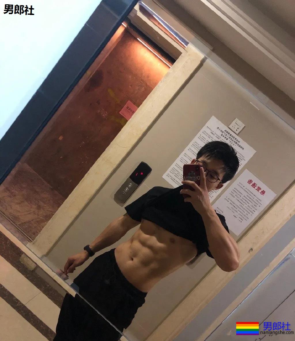 肌肉修车工小视频疯传！六块腹肌公狗腰，这身腱子肉真是绝了！ - 51虹马