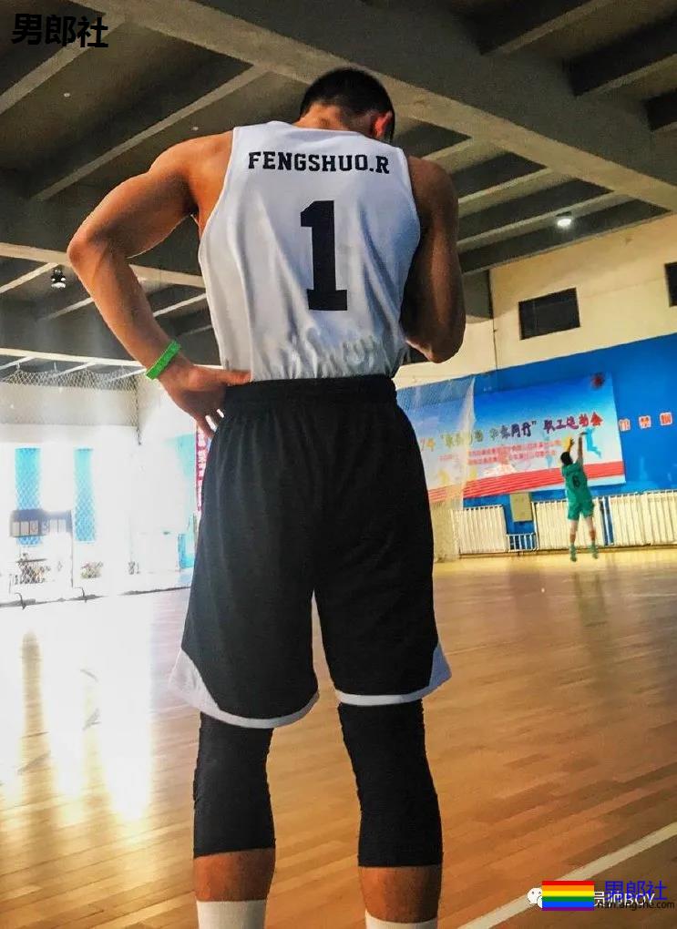 黝黑壮硕的东北救生员，好想在他的水池里溺水-51虹马