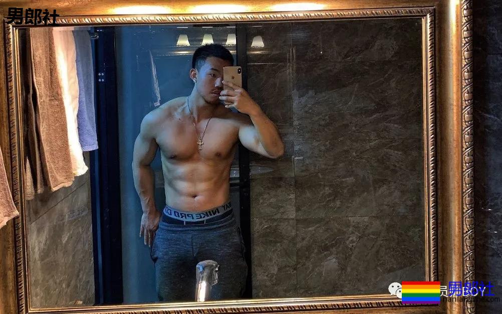 黝黑壮硕的东北救生员，好想在他的水池里溺水 - 51虹马