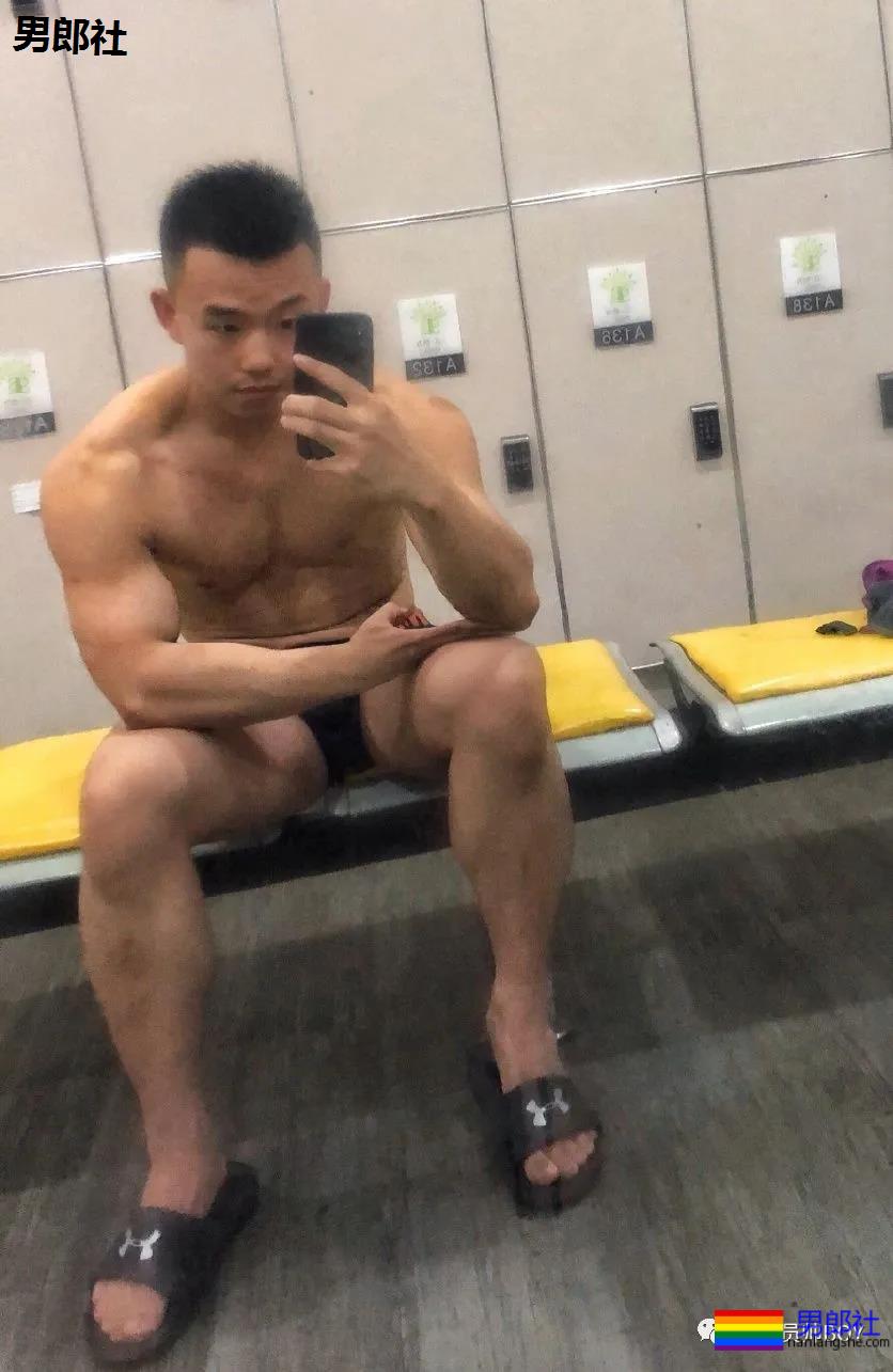 黝黑壮硕的东北救生员，好想在他的水池里溺水 - 51虹马