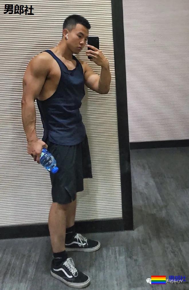 黝黑壮硕的东北救生员，好想在他的水池里溺水 - 51虹马