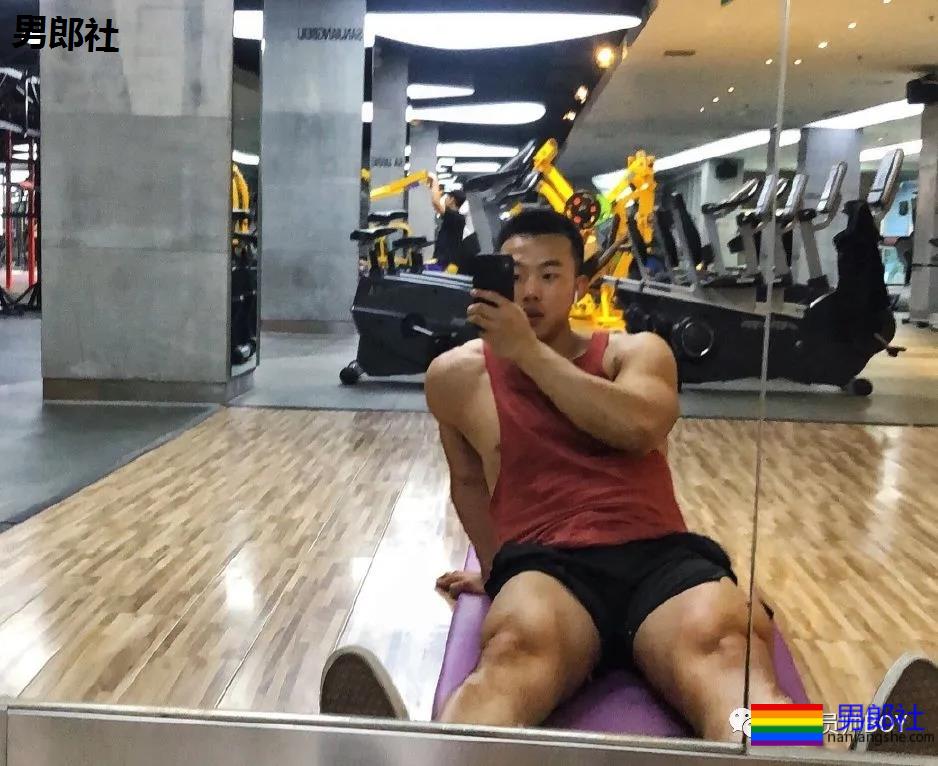 黝黑壮硕的东北救生员，好想在他的水池里溺水 - 51虹马