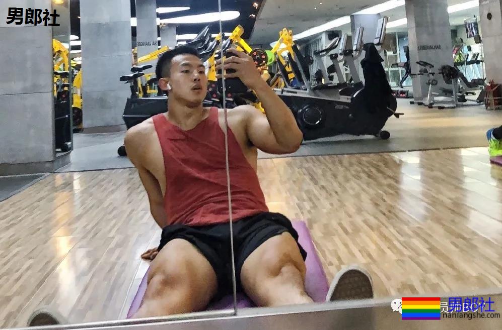 黝黑壮硕的东北救生员，好想在他的水池里溺水 - 51虹马