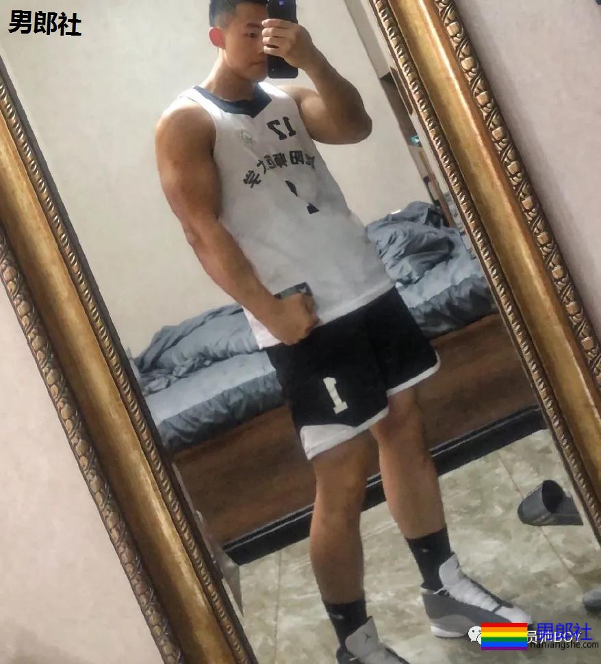 黝黑壮硕的东北救生员，好想在他的水池里溺水 - 51虹马