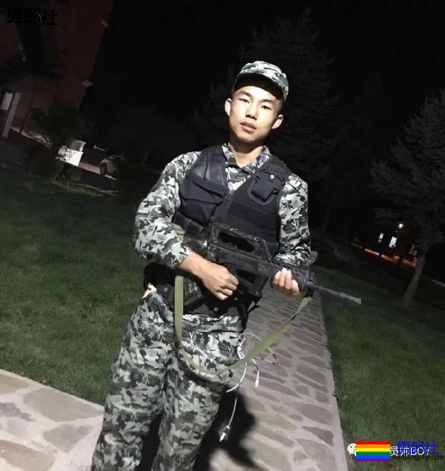 黝黑壮硕的东北救生员，好想在他的水池里溺水 - 51虹马