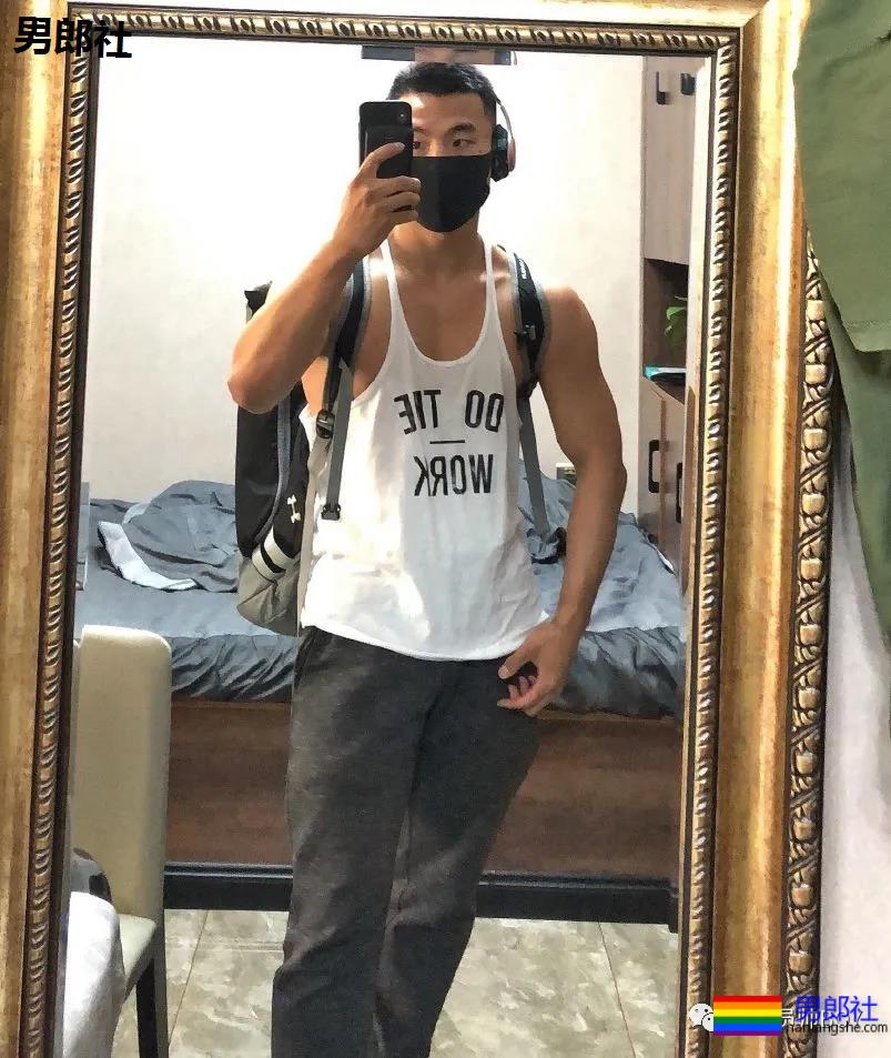 黝黑壮硕的东北救生员，好想在他的水池里溺水 - 51虹马