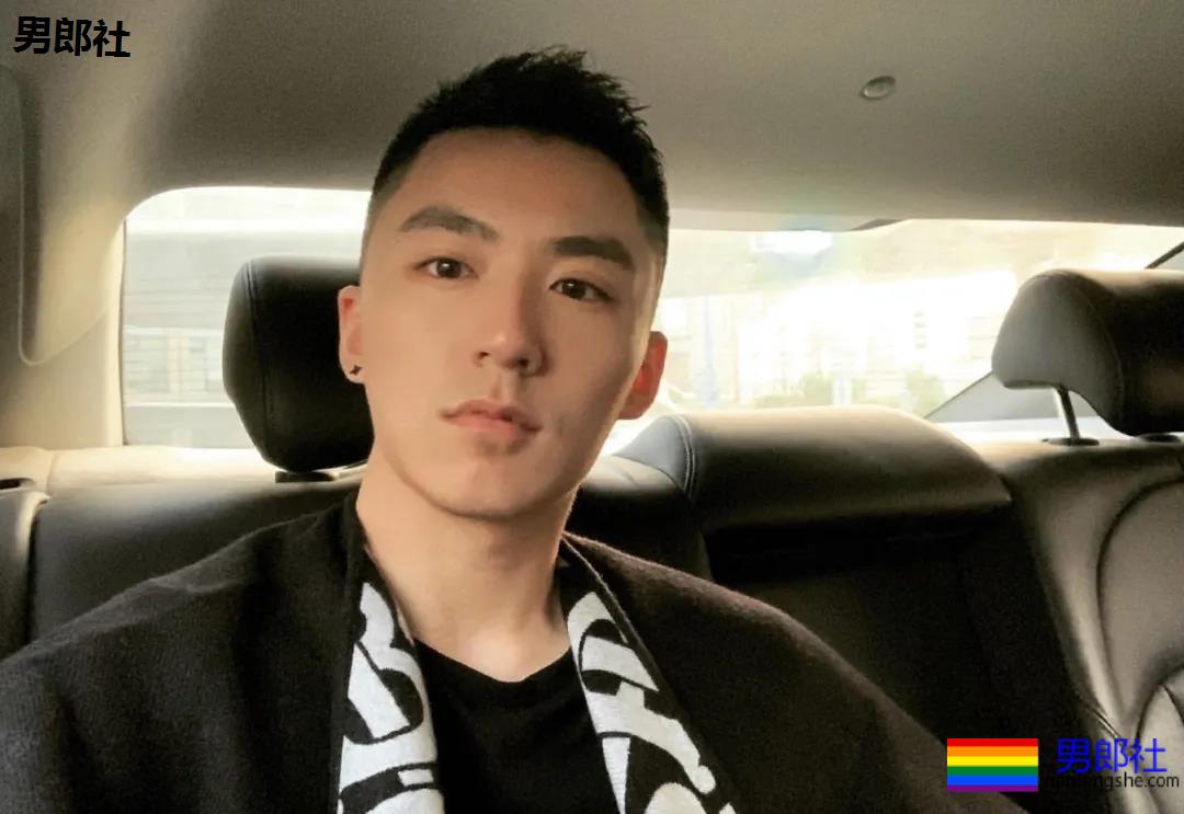 天菜优衣库试裤子被曝光，不仅身材好还特别的突突突。-51虹马