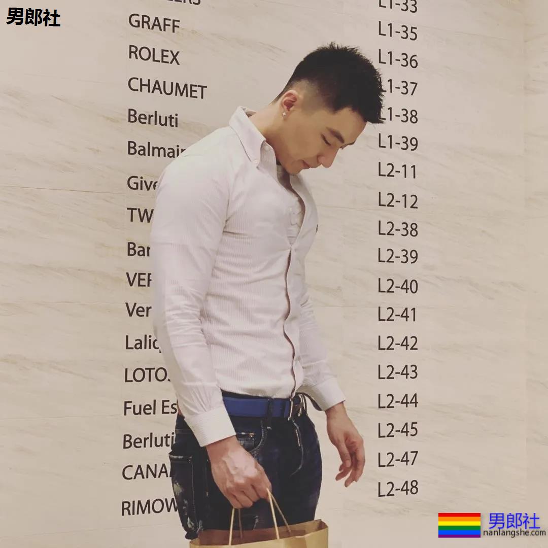 天菜优衣库试裤子被曝光,不仅身材好还特别的突突突。 - 51虹马 天菜优衣库试裤子被曝光,不仅身材好还特别的突突突。 - 51虹马