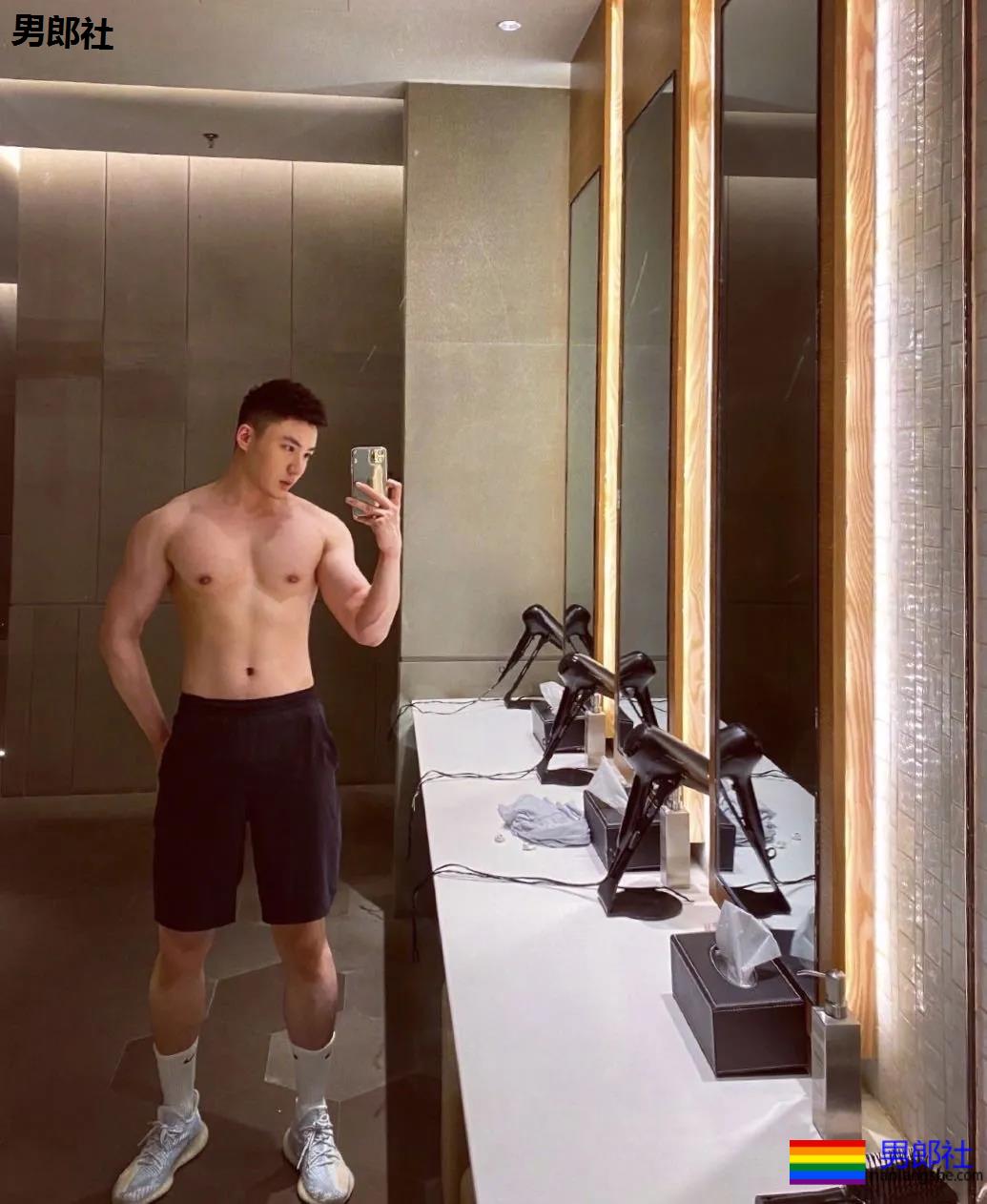 天菜优衣库试裤子被曝光,不仅身材好还特别的突突突。 - 51虹马 天菜优衣库试裤子被曝光,不仅身材好还特别的突突突。 - 51虹马