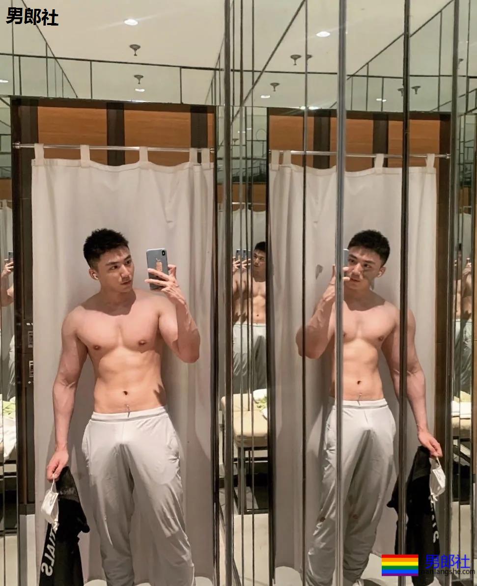 天菜优衣库试裤子被曝光,不仅身材好还特别的突突突。 - 51虹马 天菜优衣库试裤子被曝光,不仅身材好还特别的突突突。 - 51虹马