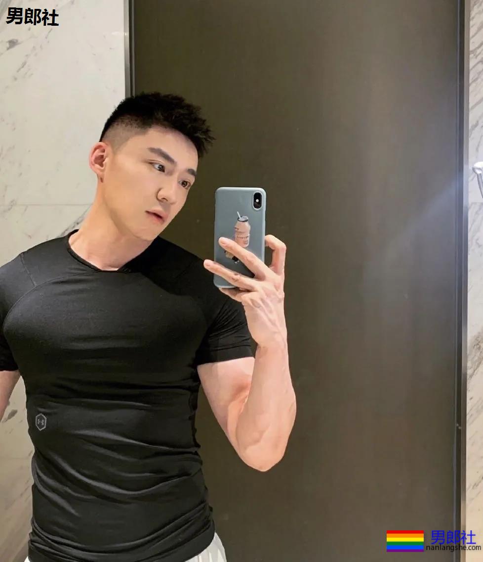 天菜优衣库试裤子被曝光,不仅身材好还特别的突突突。 - 51虹马 天菜优衣库试裤子被曝光,不仅身材好还特别的突突突。 - 51虹马