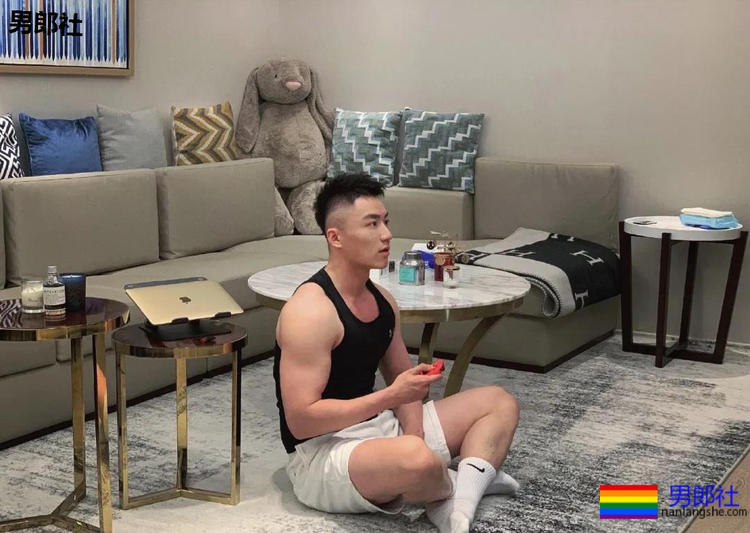 天菜优衣库试裤子被曝光,不仅身材好还特别的突突突。 - 51虹马 天菜优衣库试裤子被曝光,不仅身材好还特别的突突突。 - 51虹马