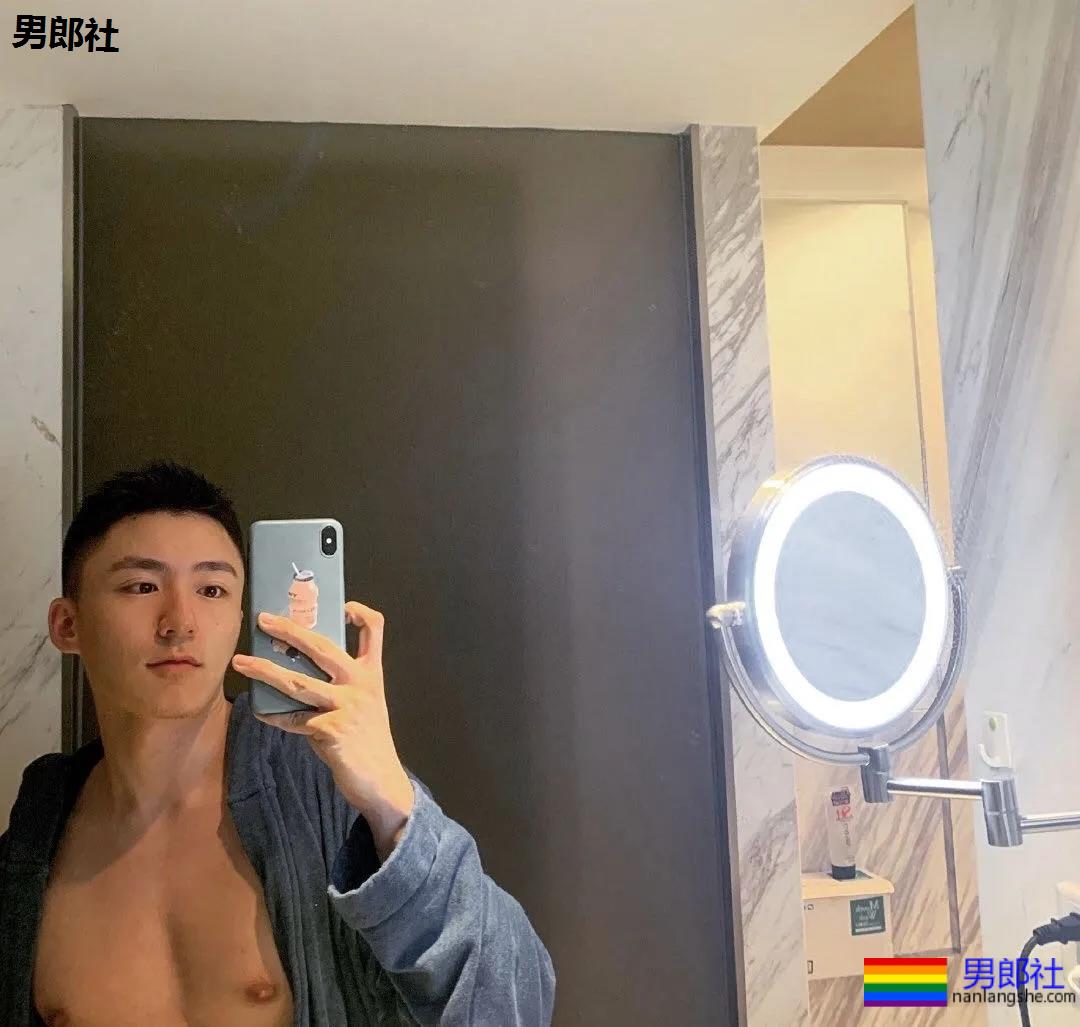 天菜优衣库试裤子被曝光,不仅身材好还特别的突突突。 - 51虹马 天菜优衣库试裤子被曝光,不仅身材好还特别的突突突。 - 51虹马