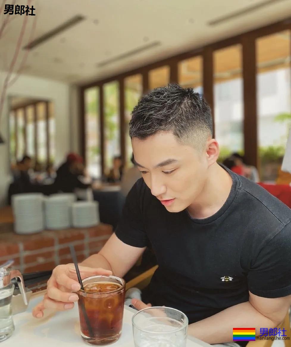 天菜优衣库试裤子被曝光,不仅身材好还特别的突突突。 - 51虹马 天菜优衣库试裤子被曝光,不仅身材好还特别的突突突。 - 51虹马