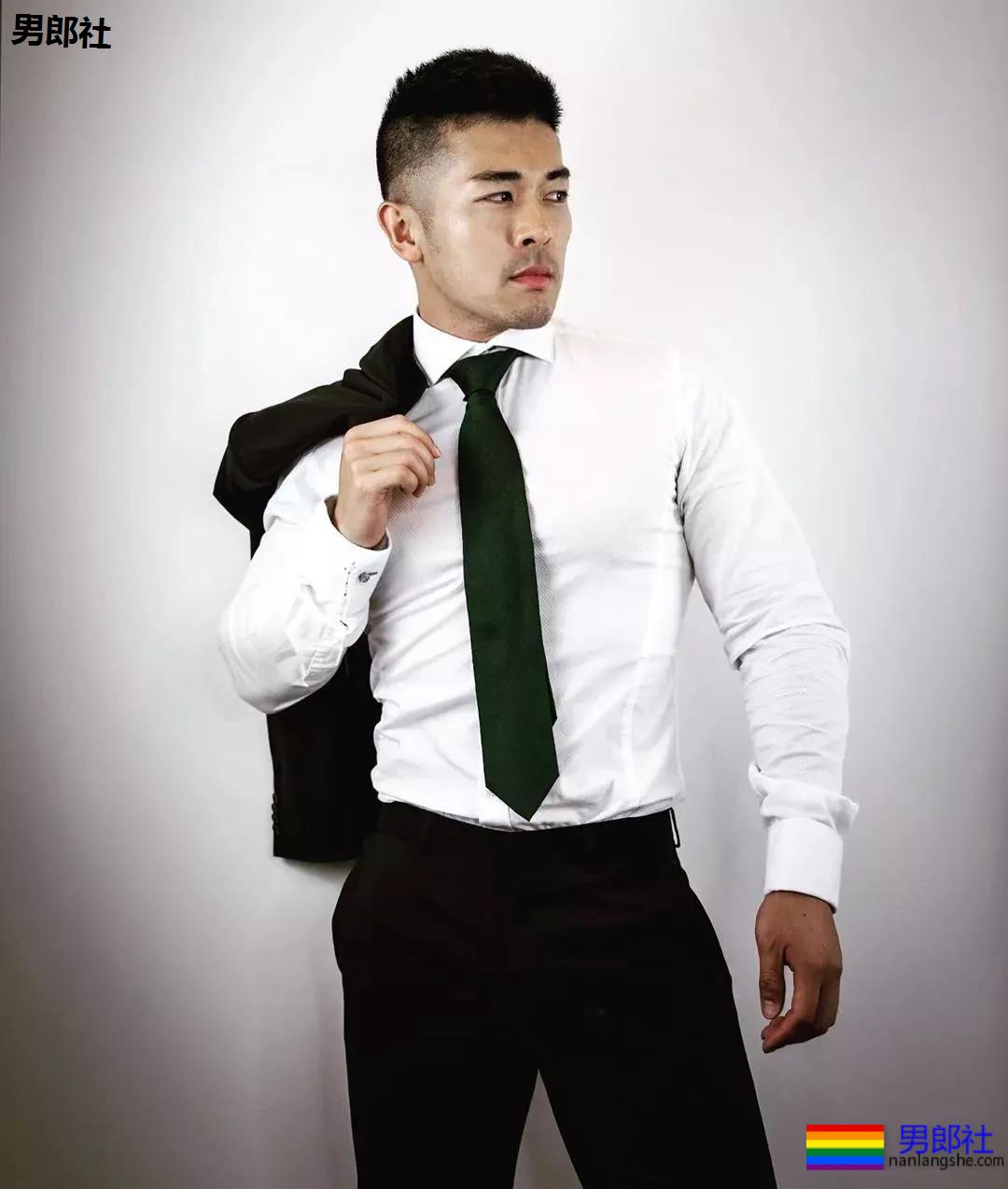 胡渣男修理工为了当网红，衣服一脱豁出去了 - 51虹马