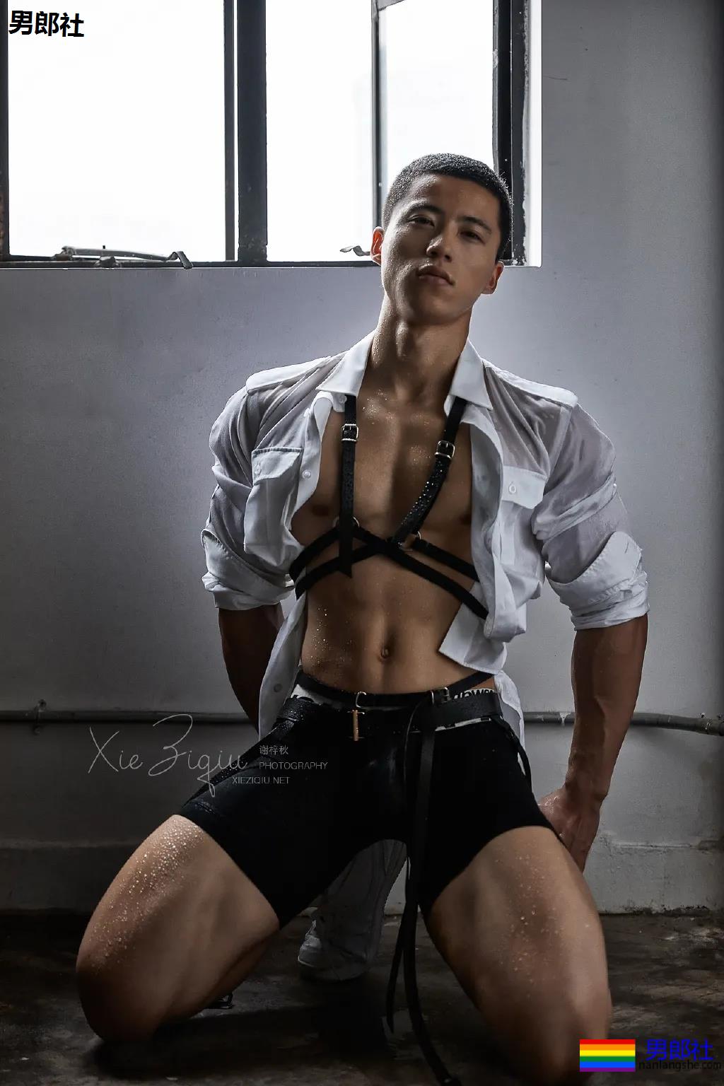 寸头筋肉小奶狗英语老师火遍全网！巨胸翘屁寸头小奶狗，想A！ - 51虹马