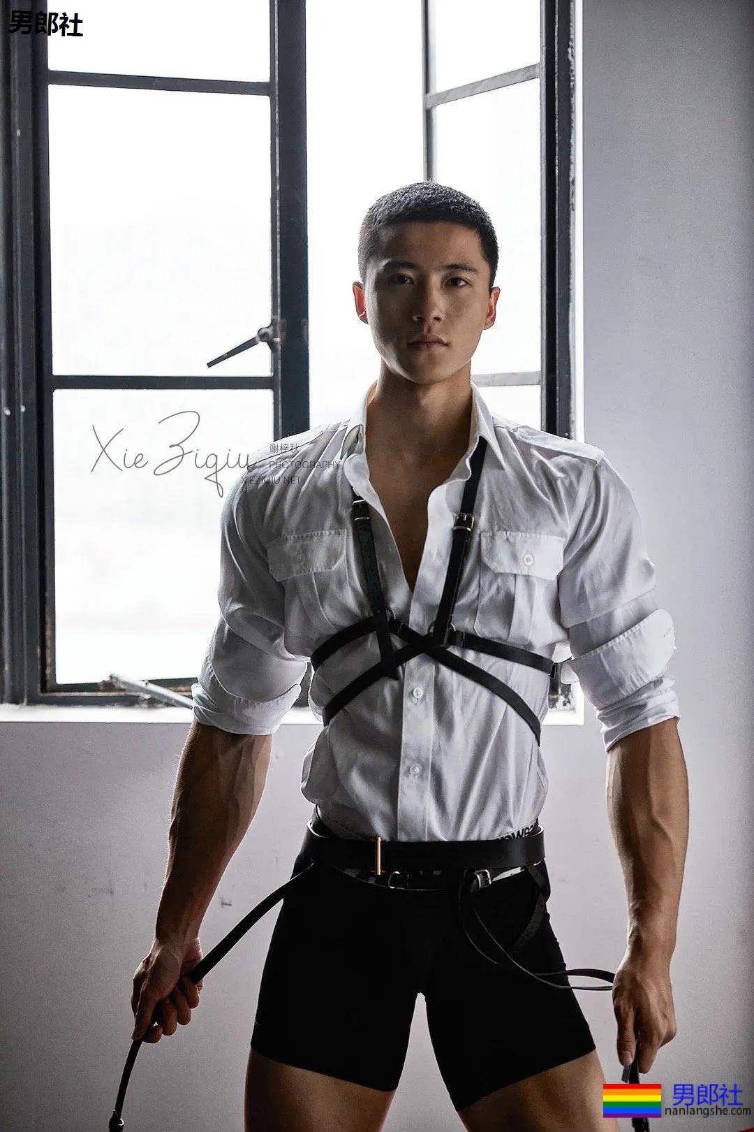 寸头筋肉小奶狗英语老师火遍全网！巨胸翘屁寸头小奶狗，想A！ - 51虹马