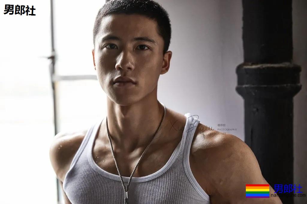 寸头筋肉小奶狗英语老师火遍全网！巨胸翘屁寸头小奶狗，想A！ - 51虹马