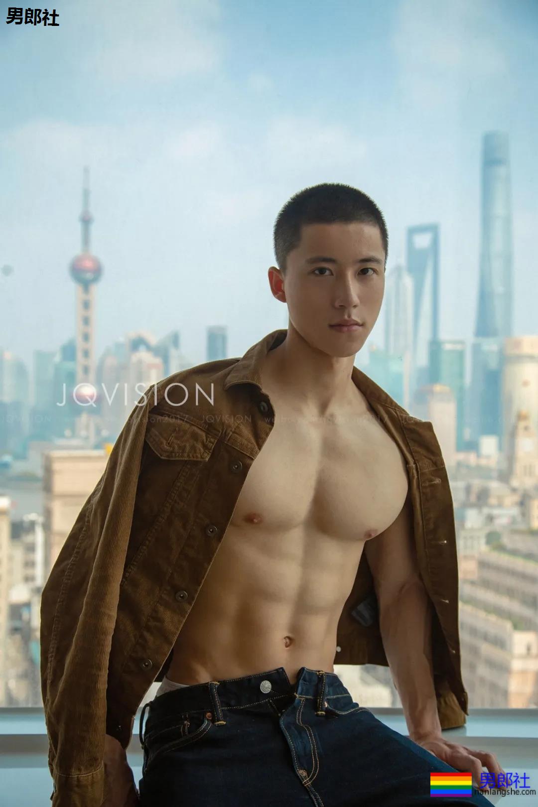 寸头筋肉小奶狗英语老师火遍全网！巨胸翘屁寸头小奶狗，想A！ - 51虹马