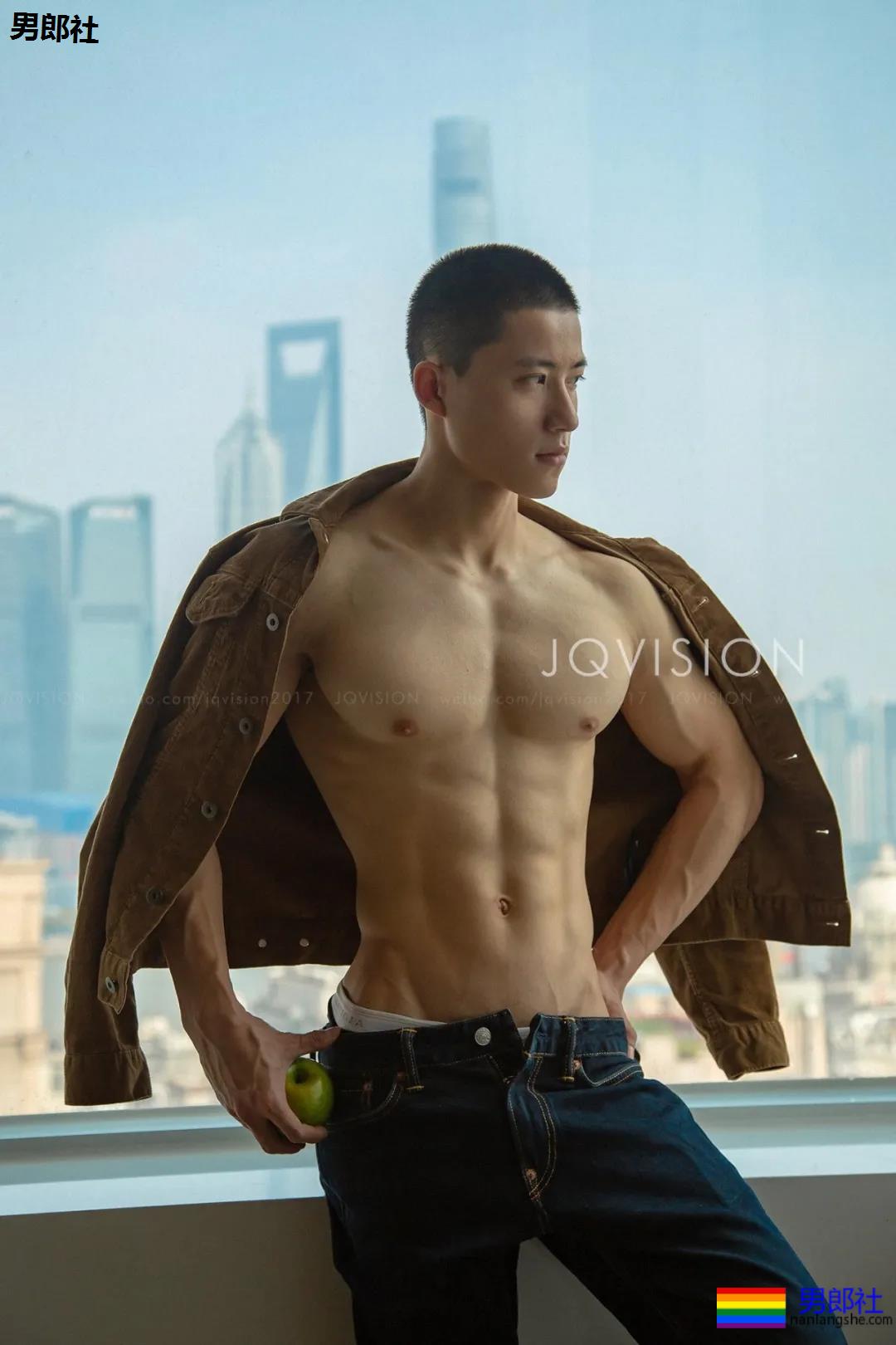 寸头筋肉小奶狗英语老师火遍全网！巨胸翘屁寸头小奶狗，想A！ - 51虹马