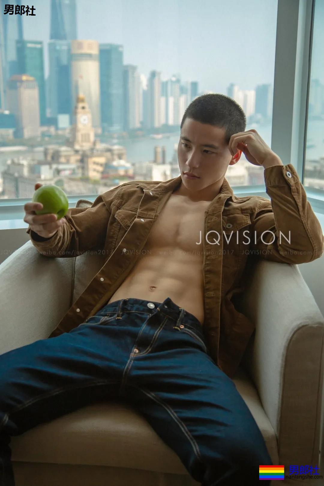 寸头筋肉小奶狗英语老师火遍全网！巨胸翘屁寸头小奶狗，想A！ - 51虹马