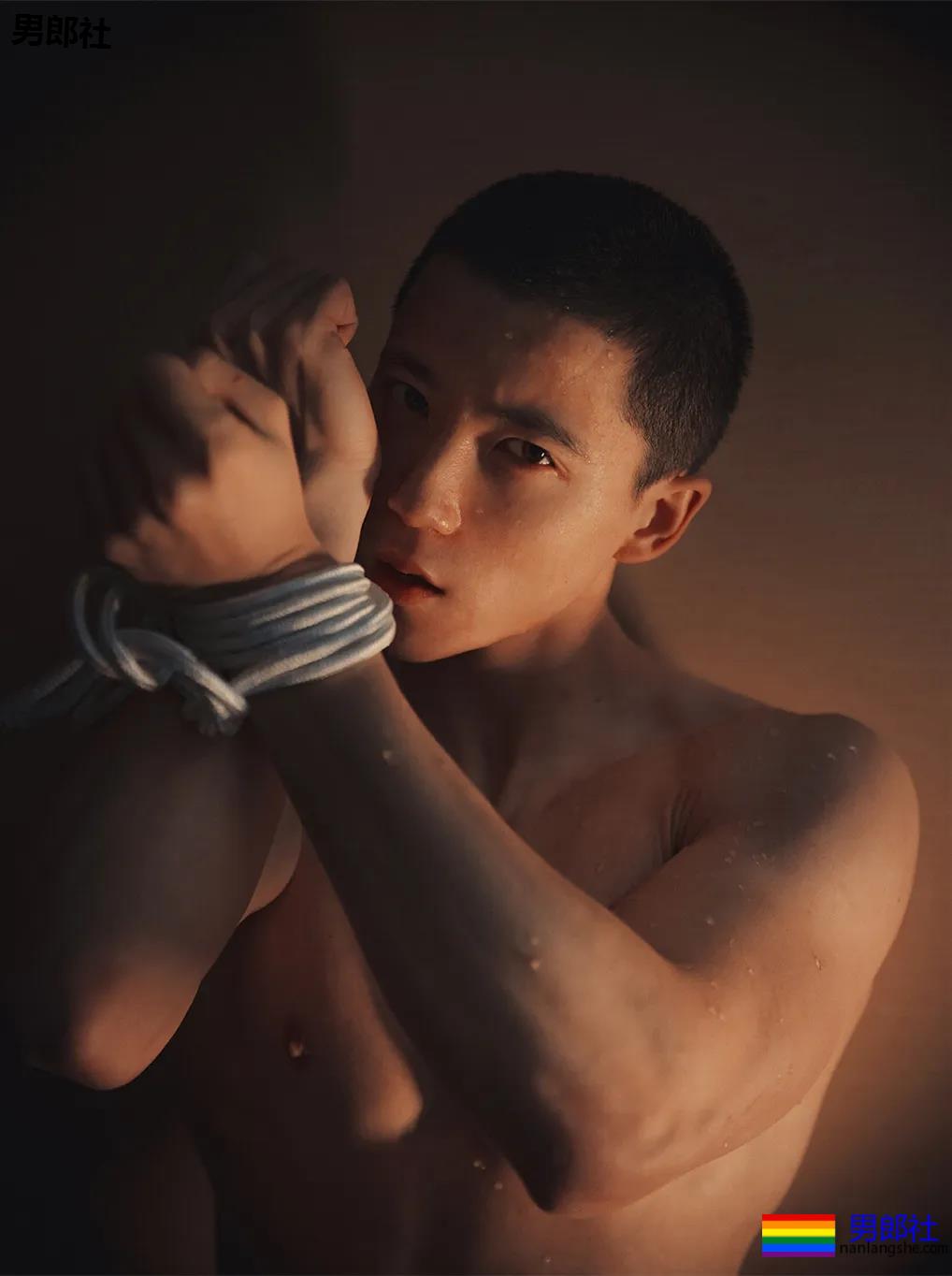 寸头筋肉小奶狗英语老师火遍全网！巨胸翘屁寸头小奶狗，想A！ - 51虹马