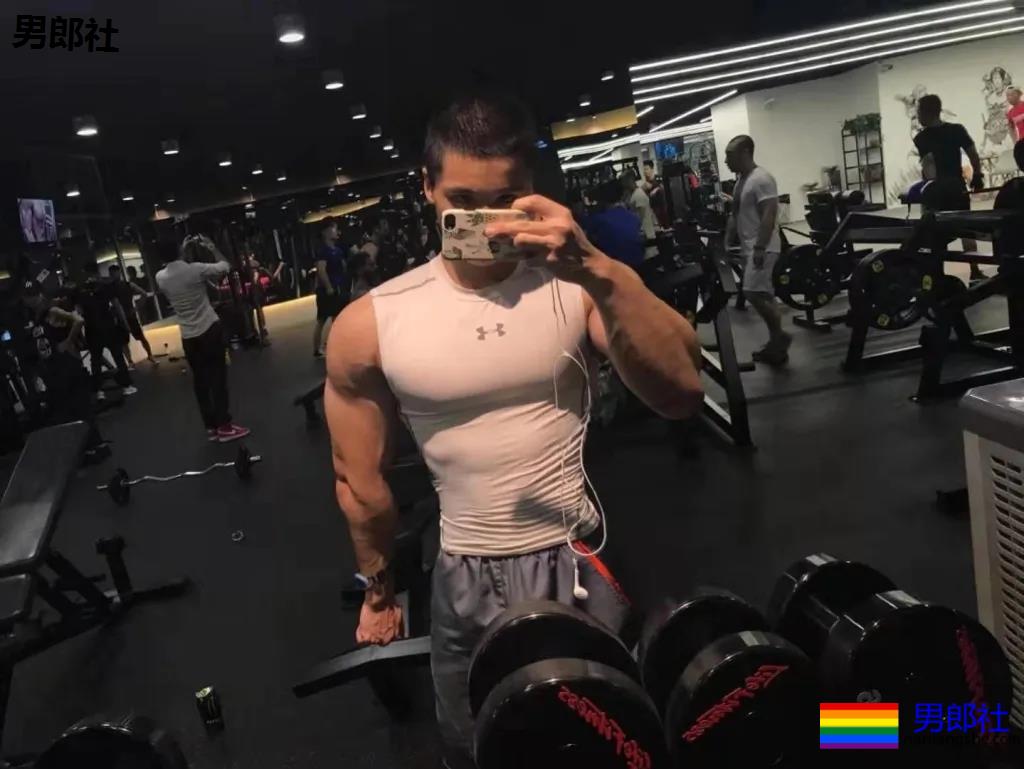 寸头筋肉小奶狗英语老师火遍全网！巨胸翘屁寸头小奶狗，想A！ - 51虹马