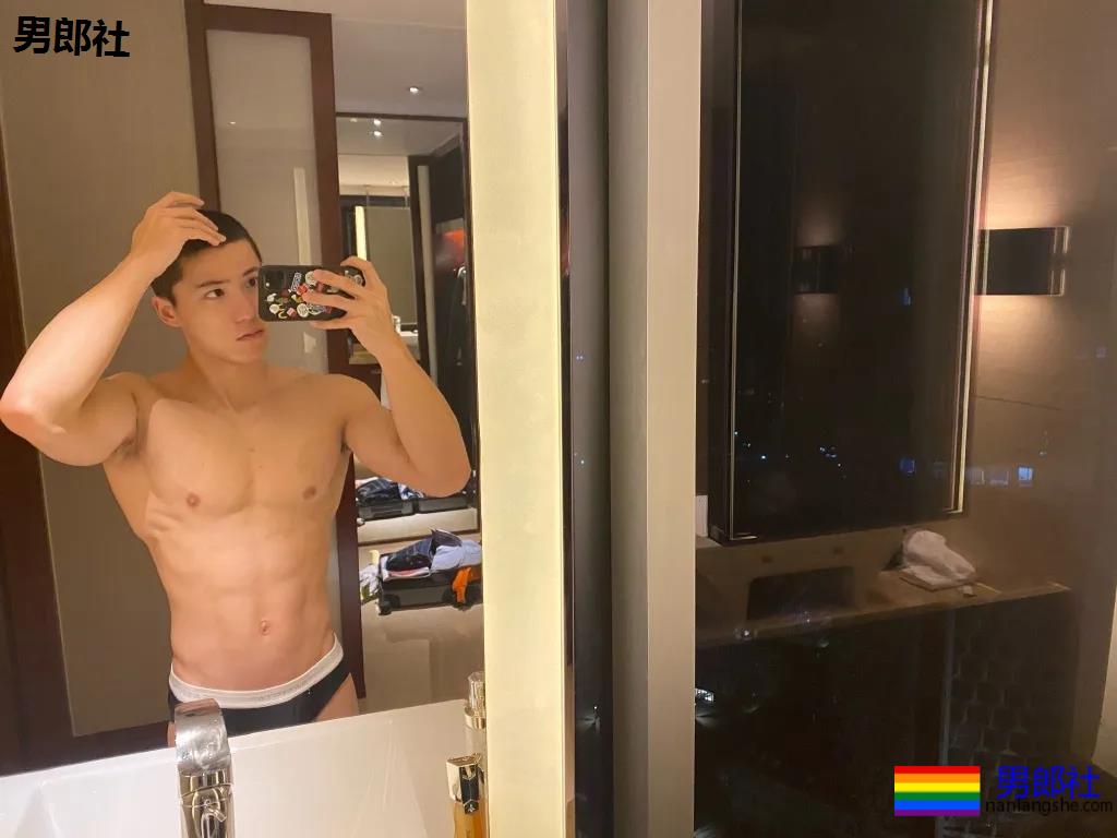 寸头筋肉小奶狗英语老师火遍全网！巨胸翘屁寸头小奶狗，想A！ - 51虹马