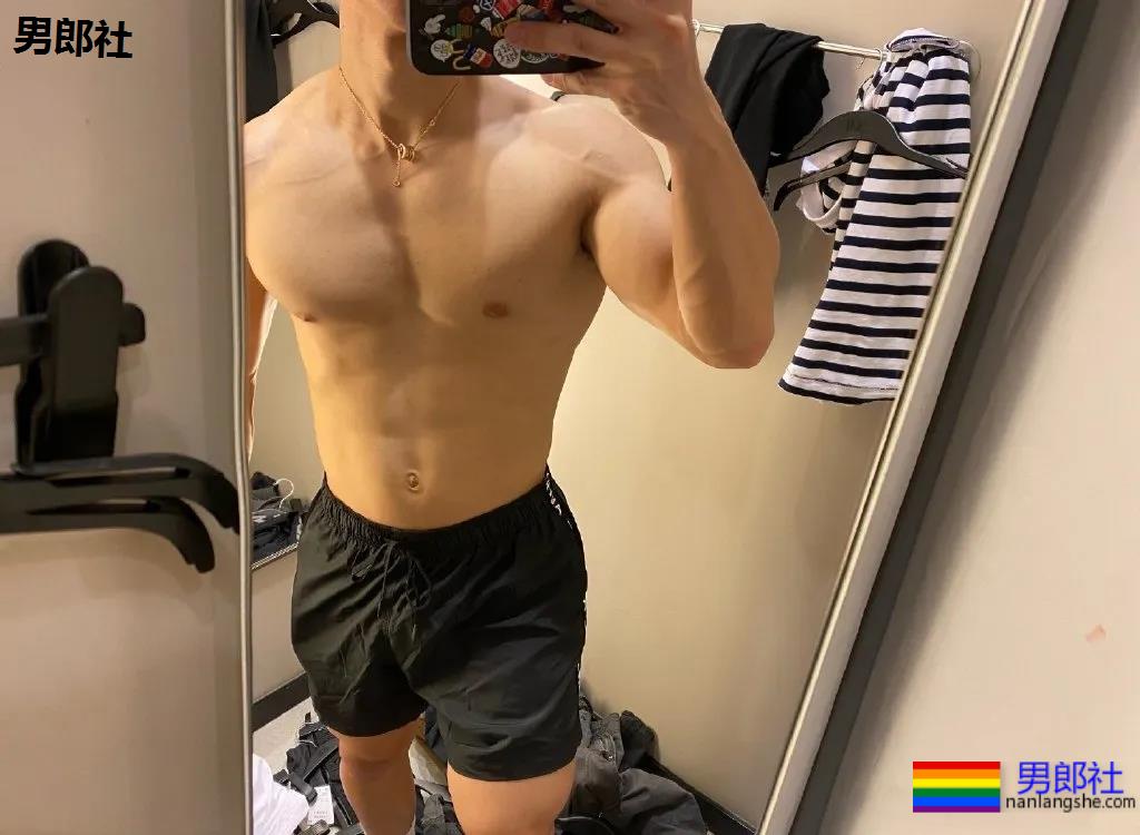 寸头筋肉小奶狗英语老师火遍全网！巨胸翘屁寸头小奶狗，想A！ - 51虹马