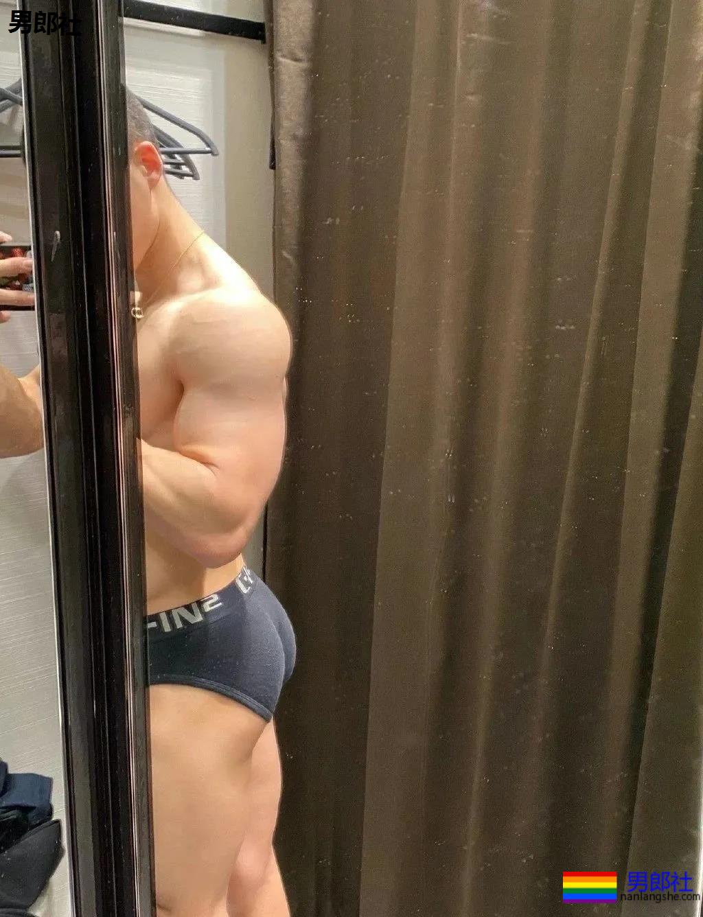 寸头筋肉小奶狗英语老师火遍全网！巨胸翘屁寸头小奶狗，想A！ - 51虹马