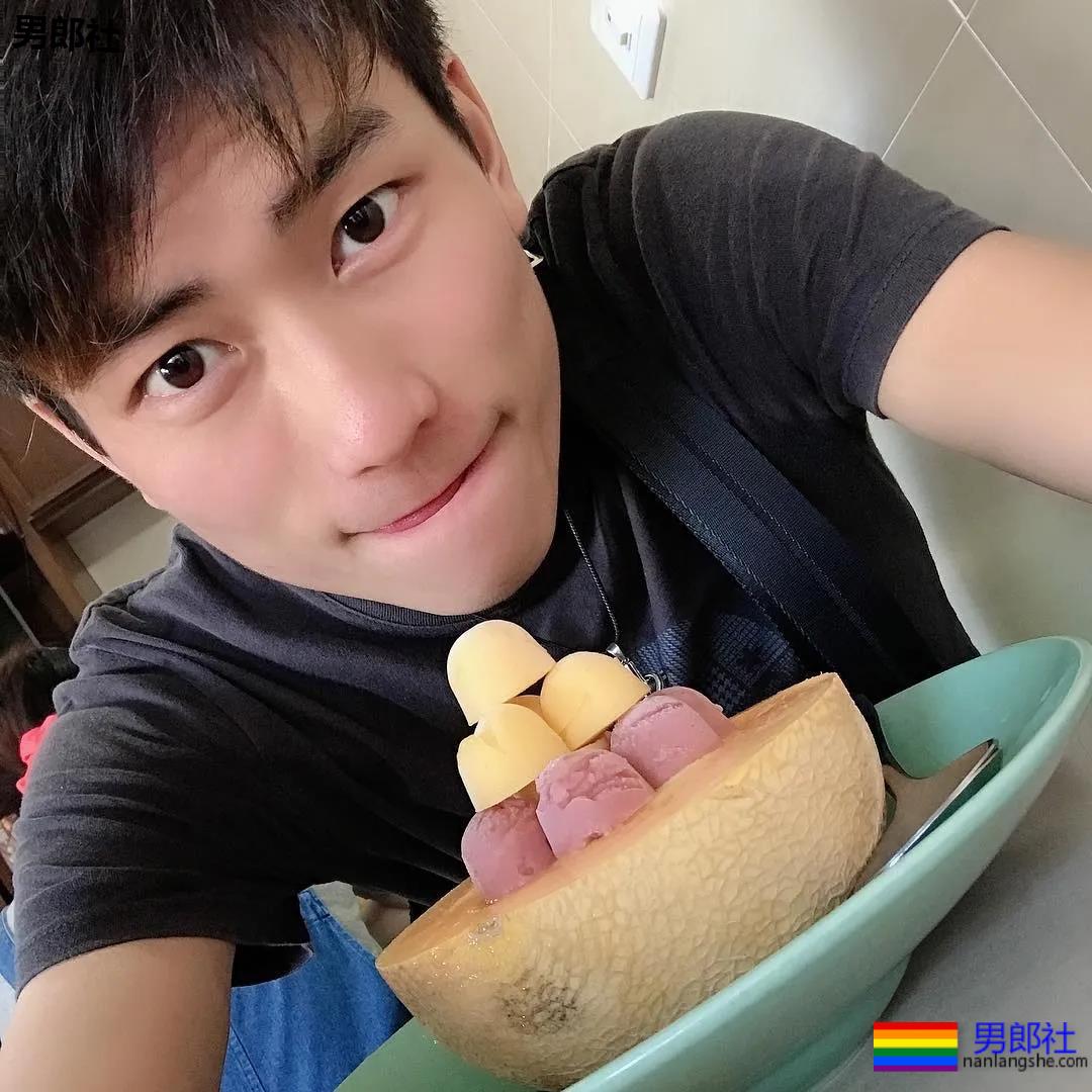 弯弯和导演开拍的GV剧情非常的甜蜜，导演亲自上阵示范，场面是这样的.... - 51虹马