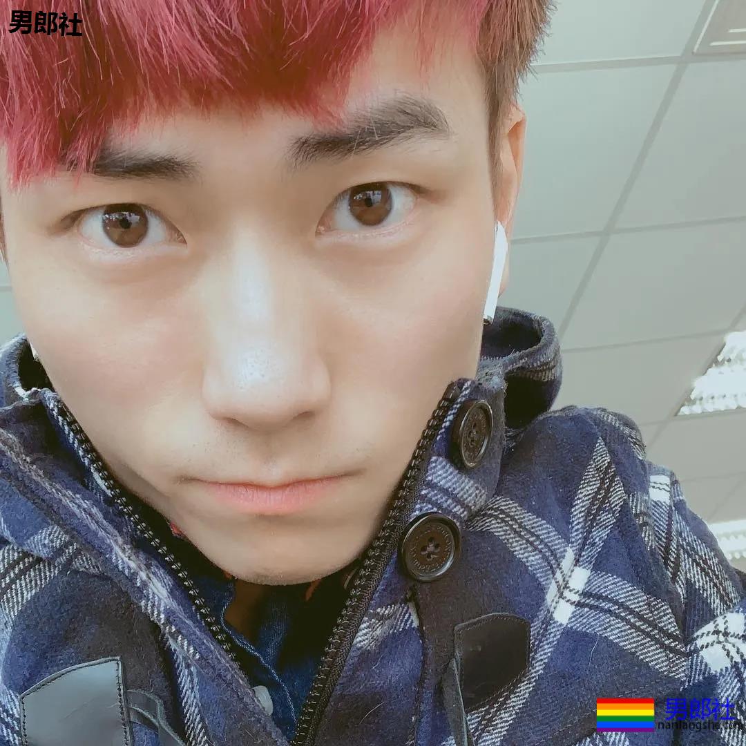 弯弯和导演开拍的GV剧情非常的甜蜜，导演亲自上阵示范，场面是这样的.... - 51虹马