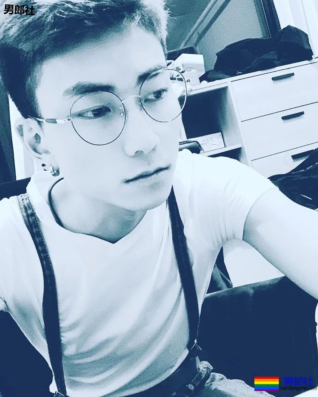 弯弯和导演开拍的GV剧情非常的甜蜜，导演亲自上阵示范，场面是这样的.... - 51虹马