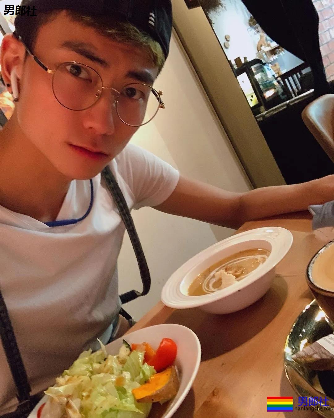 弯弯和导演开拍的GV剧情非常的甜蜜，导演亲自上阵示范，场面是这样的.... - 51虹马