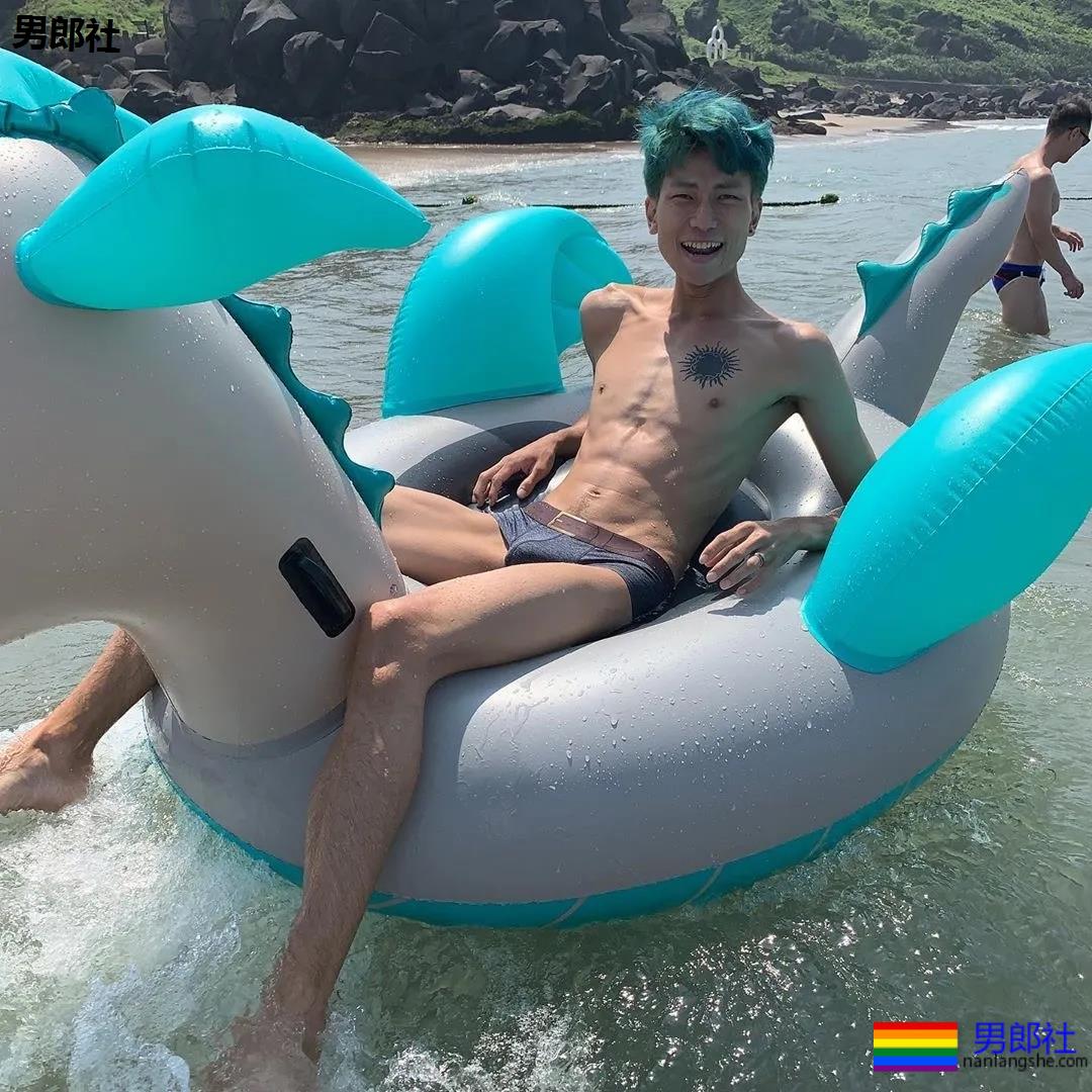 弯弯和导演开拍的GV剧情非常的甜蜜，导演亲自上阵示范，场面是这样的.... - 51虹马