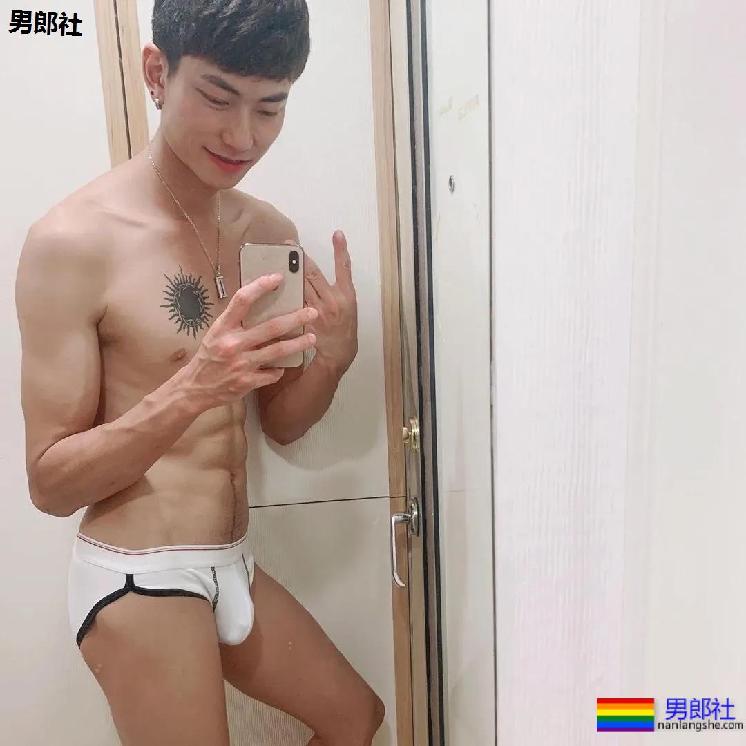 弯弯和导演开拍的GV剧情非常的甜蜜，导演亲自上阵示范，场面是这样的.... - 51虹马