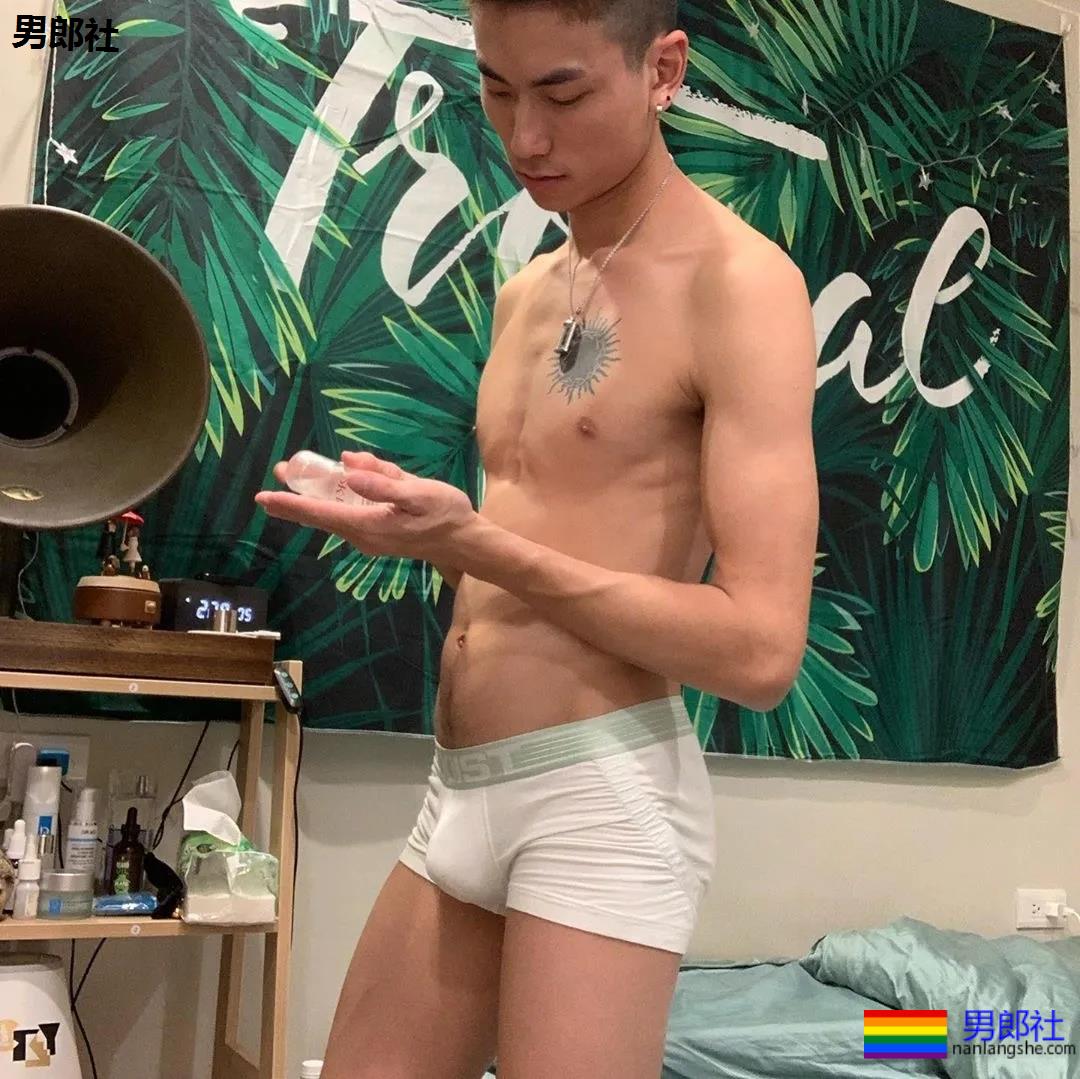 弯弯和导演开拍的GV剧情非常的甜蜜，导演亲自上阵示范，场面是这样的.... - 51虹马