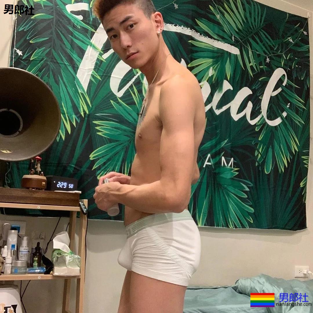 弯弯和导演开拍的GV剧情非常的甜蜜，导演亲自上阵示范，场面是这样的.... - 51虹马