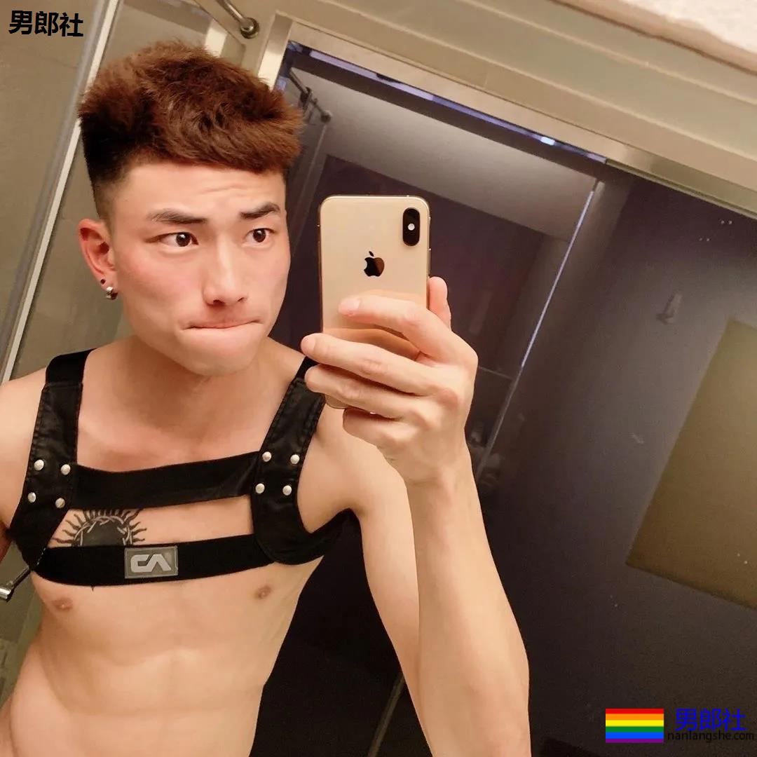 弯弯和导演开拍的GV剧情非常的甜蜜，导演亲自上阵示范，场面是这样的.... - 51虹马