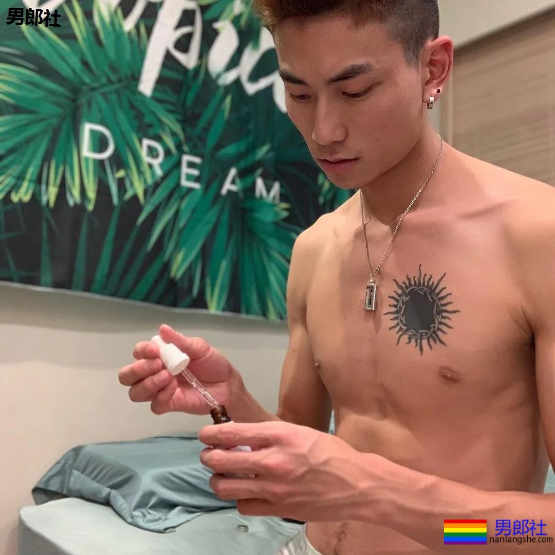 弯弯和导演开拍的GV剧情非常的甜蜜，导演亲自上阵示范，场面是这样的.... - 51虹马