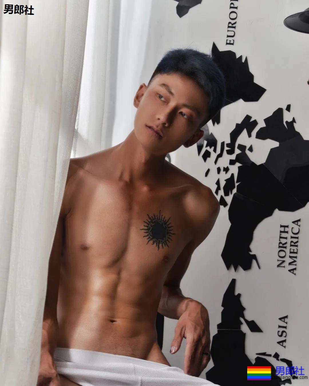 弯弯和导演开拍的GV剧情非常的甜蜜，导演亲自上阵示范，场面是这样的.... - 51虹马