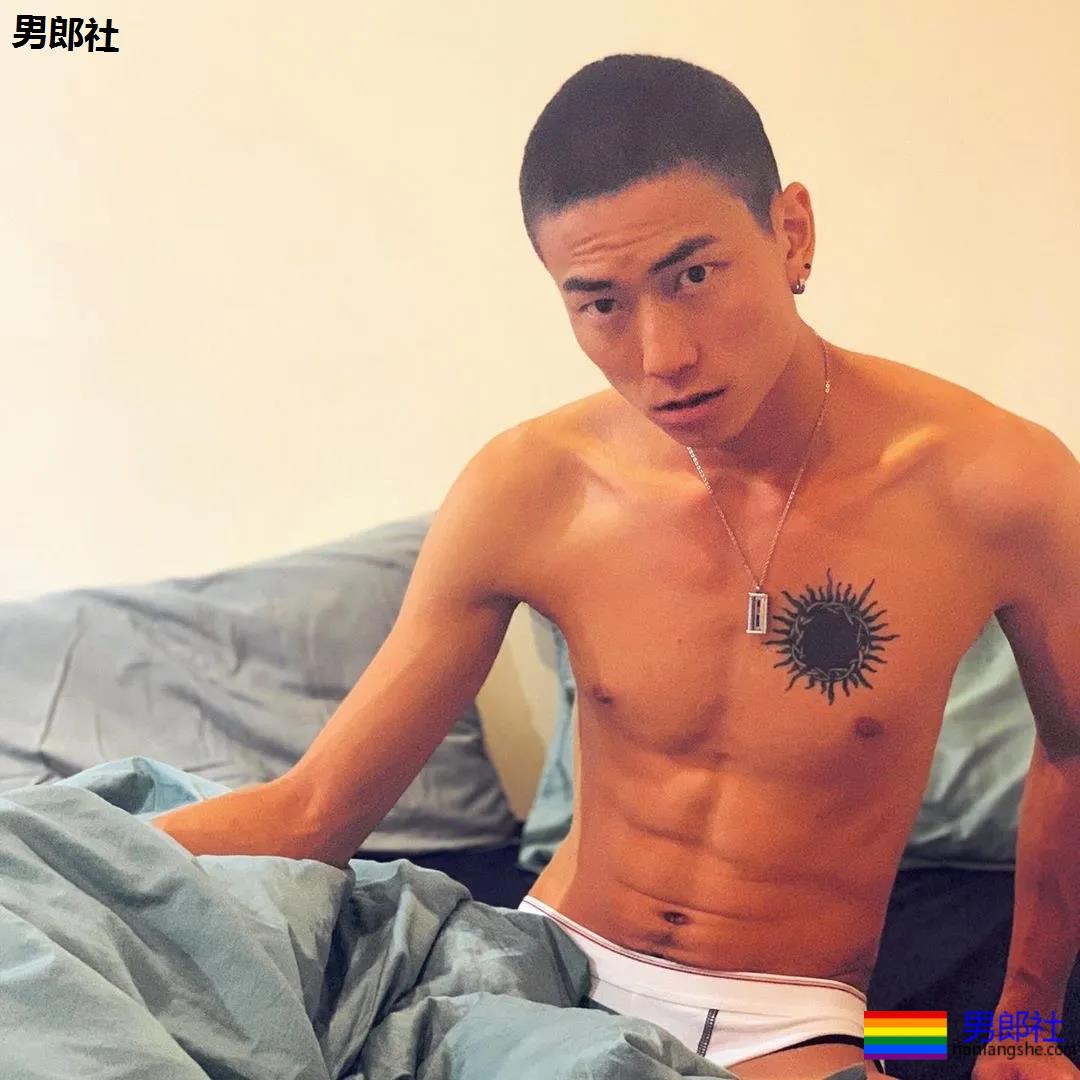 弯弯和导演开拍的GV剧情非常的甜蜜，导演亲自上阵示范，场面是这样的.... - 51虹马