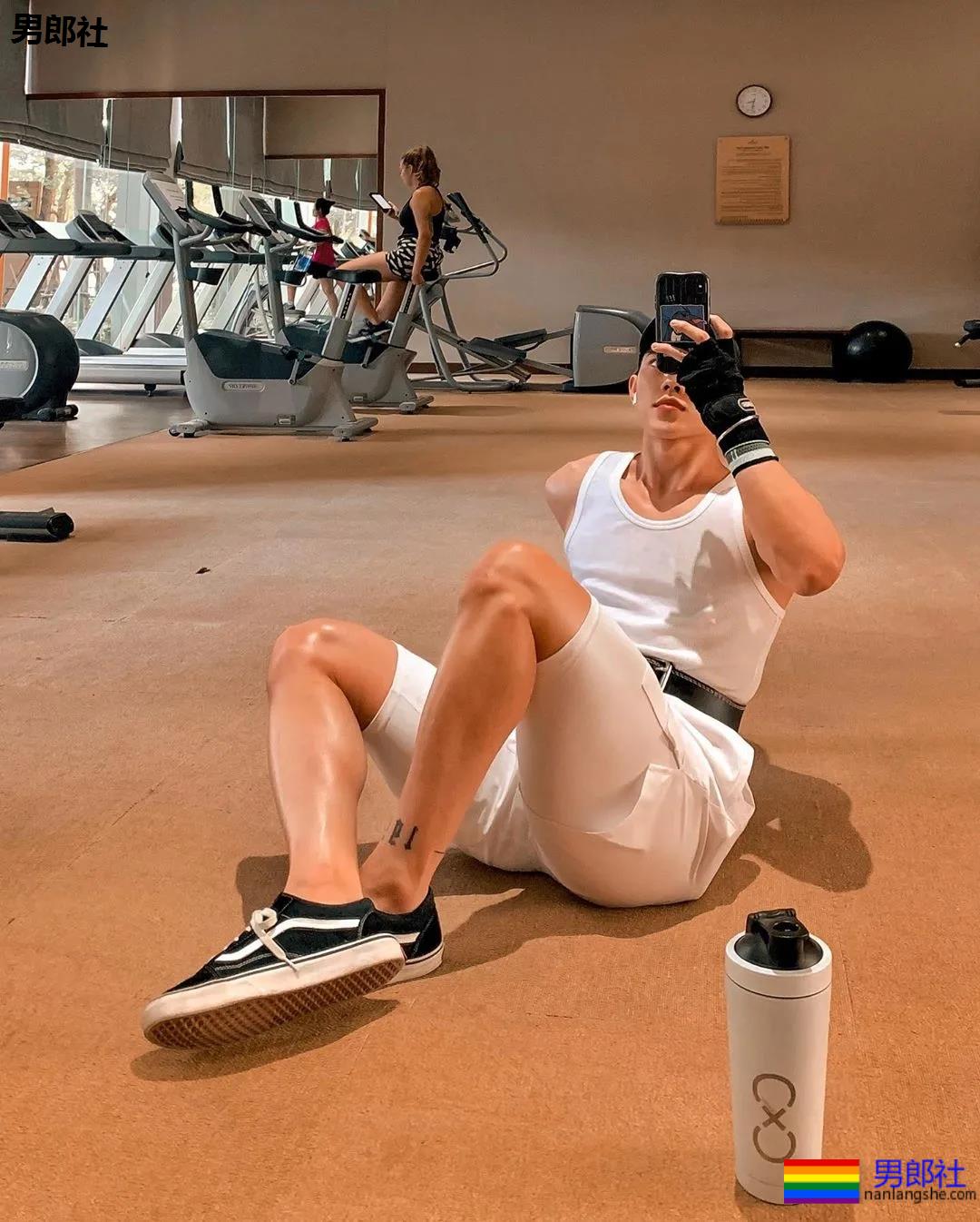 短裤瑜伽教练比毛若懿还软!96年腱子肉小狼狗,好水一翘屁嫩男! - 51虹马 短裤瑜伽教练比毛若懿还软!96年腱子肉小狼狗,好水一翘屁嫩男! - 51虹马