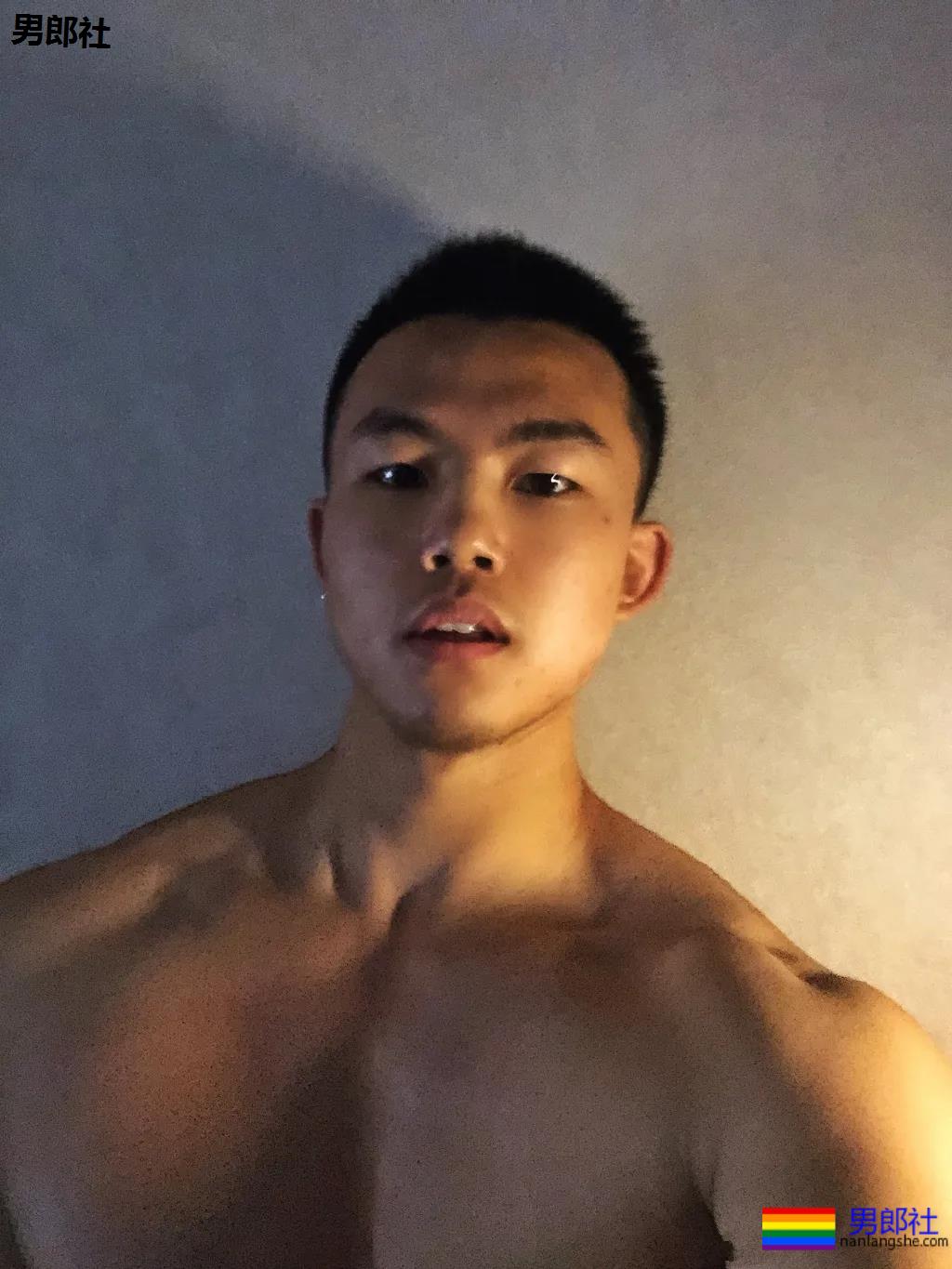 21岁东北肌肉救生员走红，自拍照显惊人实力，想被他救援! - 51虹马