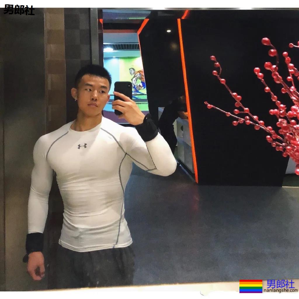 21岁东北肌肉救生员走红，自拍照显惊人实力，想被他救援! - 51虹马