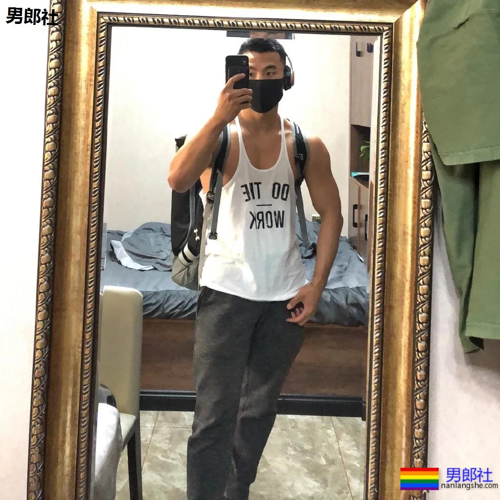 21岁东北肌肉救生员走红，自拍照显惊人实力，想被他救援! - 51虹马