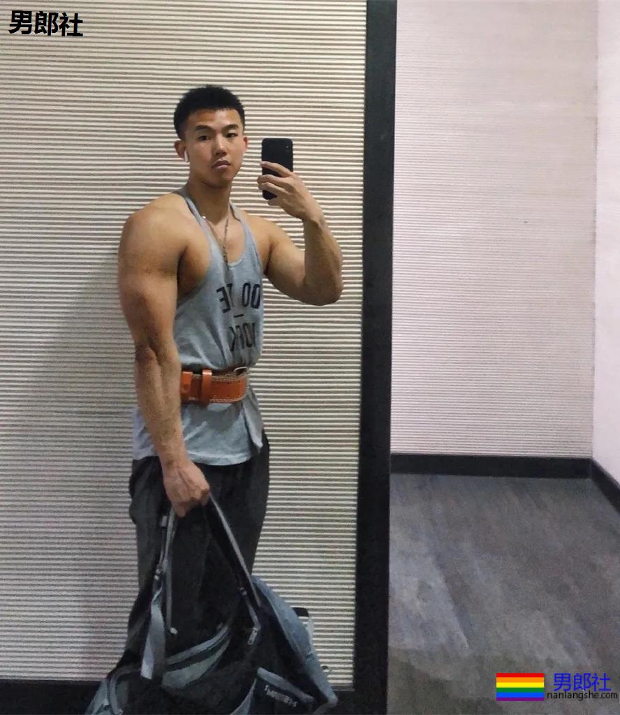 21岁东北肌肉救生员走红，自拍照显惊人实力，想被他救援! - 51虹马