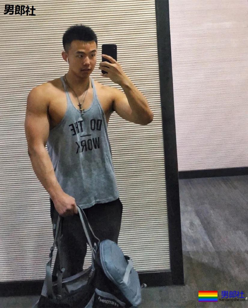 21岁东北肌肉救生员走红，自拍照显惊人实力，想被他救援! - 51虹马